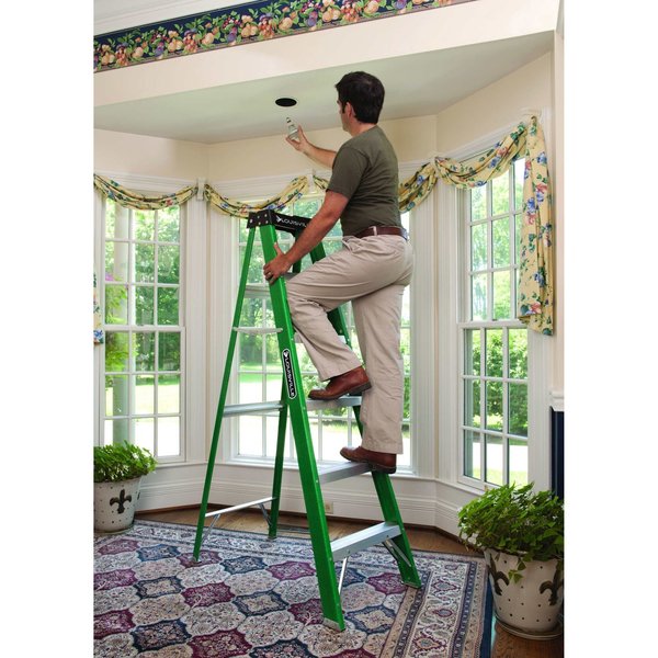 8 ft Fiberglass Stepladder