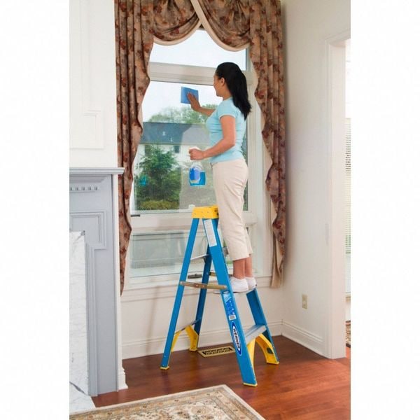 4 ft Fiberglass Stepladder