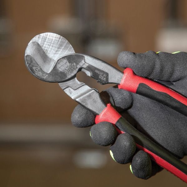 Journeymanâ¢ High Leverage Cable Cutter with Stripping