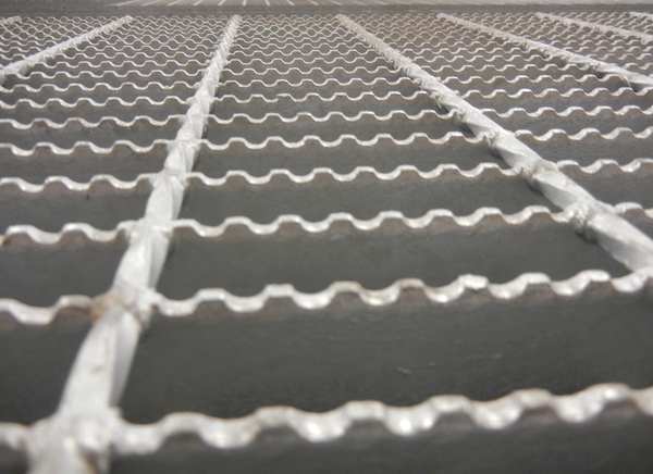 Bar Grating Stair Tread, Black Painted Steel Serrated Surface, 24 in W, 8 9/16 in D, Checker Plate