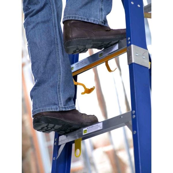 4 ft Fiberglass Stepladder